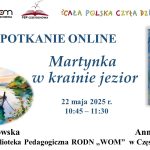 Na jeziorze łódka zacumowana do pomostu. Z prawej strony biegnąca dziewczynka. W środku tytuł i termin wydarzenia.