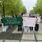 Formowanie kolumny orszaku. Na czele uczniowie trzymający transparenty z napisem Parada Postaci Literackich