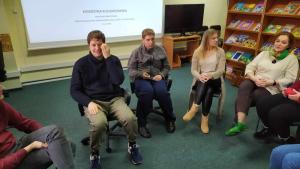 Grupa uczniów i nauczycieli biorących udział w zajęciach biblioterapeutycznych