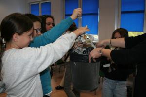 Kosz złości - uczniowie wyrzucają swoją złość gniotąc gazety