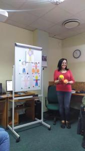 Omowienie-zajec-przez-prowadzaca-badanie-nastroju-uczestnikow-zajec