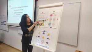 Prowadząca omawia kontrakt-zajęć