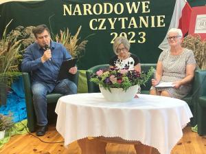 Fragmenty Nad Niemnem czytają przedstawiciele LTH-K im. Walentego Zwierkowskiego w Lelowie wraz z Radną Rady Powiatu Częstochowskiego Marianną Dziura