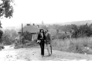 Maria i Julian Siemieńscy na tle polskiego pejzażu z kościołem, Wieliczka 1972 r., sierpień