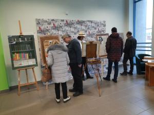 Zwiedzający wystawę - fot. 8