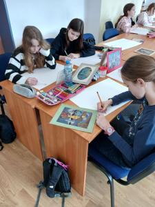 Transkrypcja obrazów Zygmunta Radnickiego "Martwa natura w niebieskiej tonacji"  i Piotra Potworowskiego "Owal z morzem południowym"