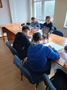 Uczniowie podczas pracy w ramach warsztatów