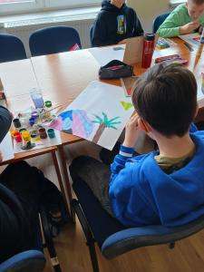 Uczeń przy pracy nad transpozycją obrazu Władysława Jackiewicza "Obraz 1"