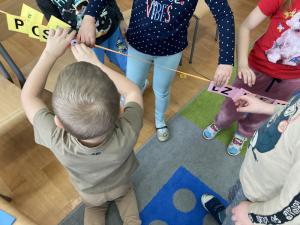 Nawlekanie na taśmę liter