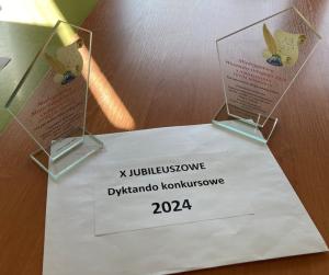 Statuetki i koperta z dyktandem konkursowym
