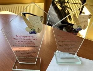 Statuetki mistrza i wicemistrza ortografii