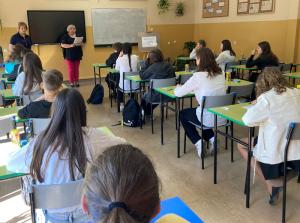 Pisanie dyktanda przez uczestników konkursu. Dyktujący Pani Jadwiga Zaborska