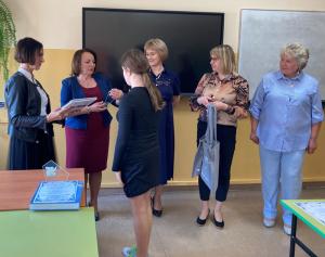 Wręczenie dyplomu, nagrody i statuetki Wicemistrza Ortografii 2024 Natalii Wójcik przez Wójt Gminy Lelów Panią Renatę Samek i dyrektor szkoły Panią Maję Dymińską-Czyż