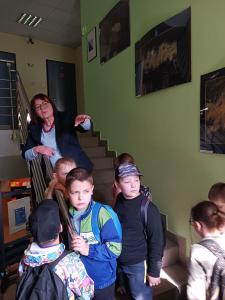 Uczniowie w Galerii Przy Schodach
