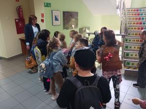 Autorka wystawy indywidualnej w Galerii Przy Schodach omawia swoją twórczość