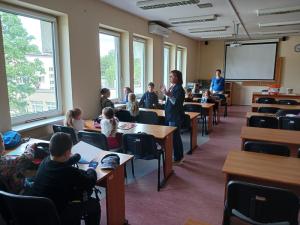 Uczestnicy warsztatów słuchają wykładu autorki wystawy Barbary Szyc