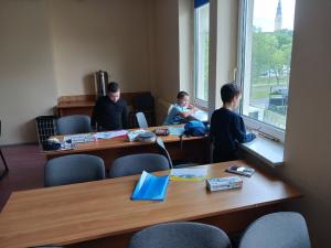 Uczestnicy warsztatów w Sali dydaktycznej WOM-u z widokiem Klasztoru Jasnogórskiego