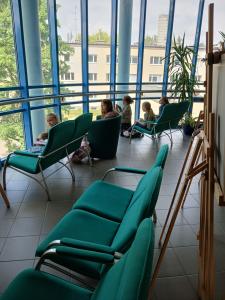 Uczniowie na tle okna WOM-u podczas warsztatów plastycznych