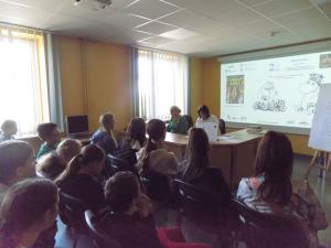 Panie Anna Hiller i Anna Dąbrowska czytają dzieciom