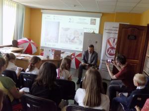 Pan Łukasz Kot czyta dzieciom