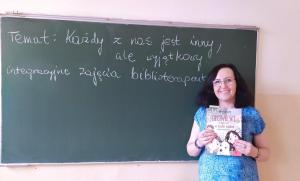 Prowadząca zajęcia prezentuje książkę biblioterapeutyczną