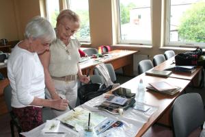 Barbara-Czarnocka-podczas-korekty-prac-malarskich