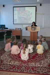 Uczestnicy podczas warsztatów ''Noc w bibliotece z Teatrzykiem Kamishibai'' - fot. 2