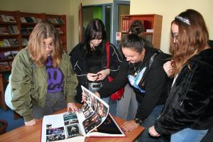 Uczniowie szkoły średniej zwiedzający bibliotekę