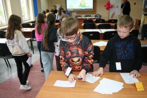 Uczniowie podczas wykonywania zadania - fot. 2