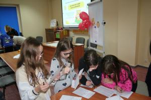 Uczniowie podczas wykonywania zadania - fot. 3