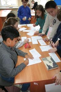 Uczniowie podczas wykonywania zadania - fot. 4