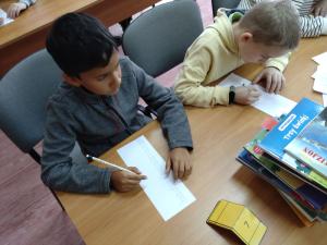 Uczniowie podczas wykonywania zadania - fot. 5