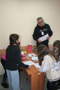 Uczniowie i prowadzący podczas wykonywania zadania