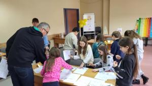 Uczniowie i prowadzący podczas wykonywania zadania - fot. 2