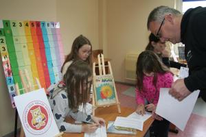 Uczniowie i prowadzący podczas wykonywania zadania - fot. 3