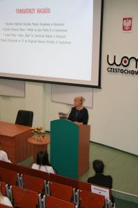 02 Dyrektora-Malgorzata-Stachurska-wita-uczestnikow-konkursu