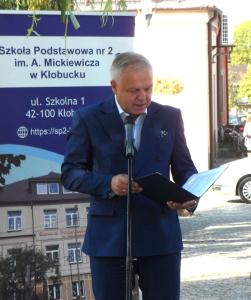 Burmistrz Kłobucka Jerzy Zakrzewski odczytuje list prezydenta RP