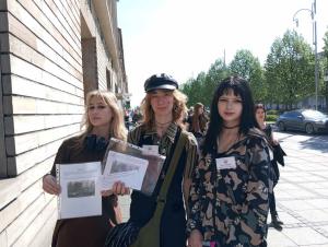 Uczestnicy podczas zadania przed Biblioteką Miejską w Częstochowie - fot. 3