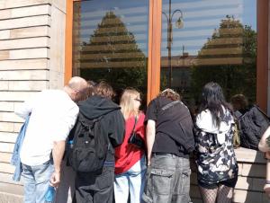 Uczestnicy podczas zadania przed Biblioteką Miejską w Częstochowie - fot. 4