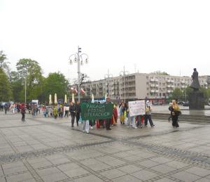 Uczestnicy parady wchodzący na Plac Biegańskiego