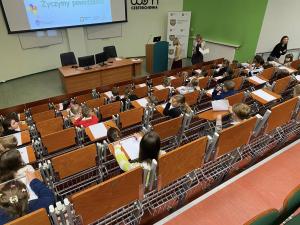 Uczniowie podczas pisania dyktanda