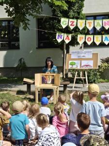 05 Organizatorka czyta dzieciom